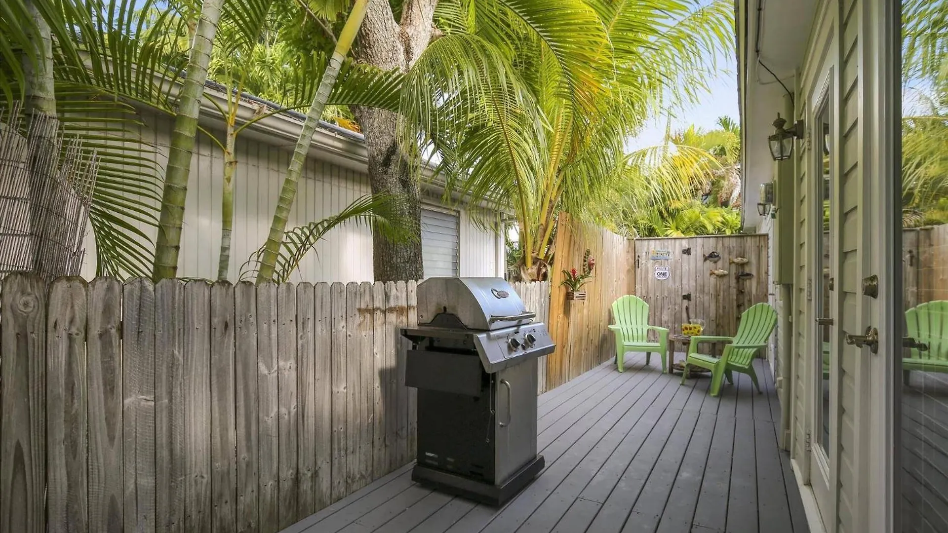 Paradise Palms: Beachside Getaway with Outdoor Living Key West Holiday home